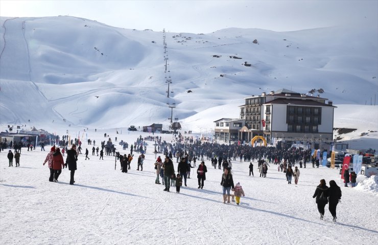 Hakkari'deki 5. Kar Festivali'nde meşaleli kayak gösterisi yapıldı