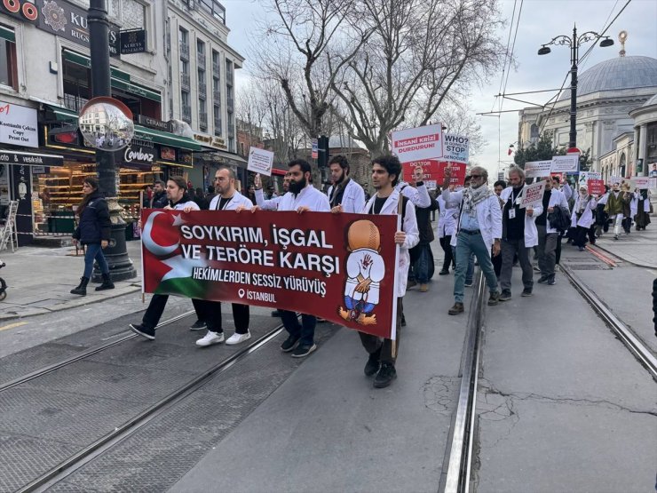 İstanbul'da doktorlar, Gazze'ye destek için sessiz yürüyüş düzenledi