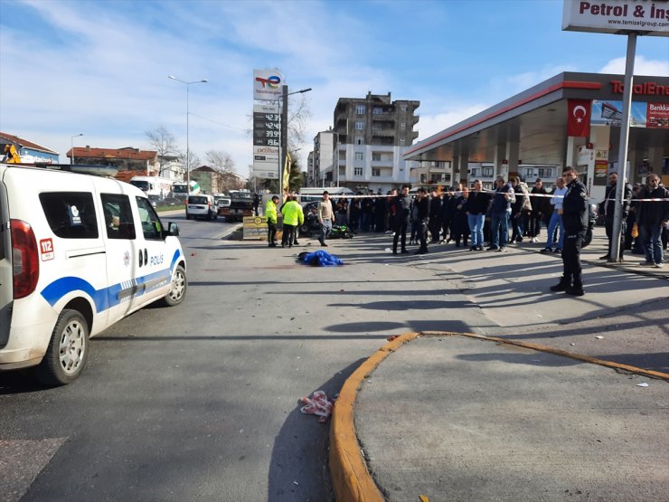 Kocaeli'de motosikletin çarptığı yaya öldü, sürücü ağır yaralandı