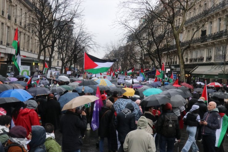 Paris'te yağmura rağmen Gazze için yürüyüş düzenlendi