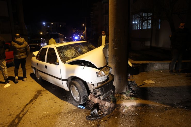 Sivas'ta aydınlatma direğine çarpan otomobilde sıkışan 3 kişi yaralandı