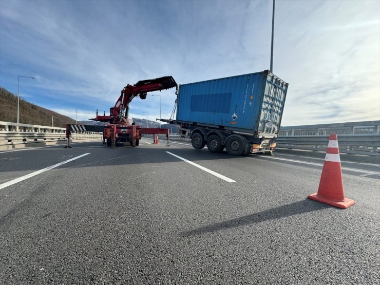 Tırdan ayrılan dorse Anadolu Otoyolu'nun Düzce kesiminde ulaşımı aksattı