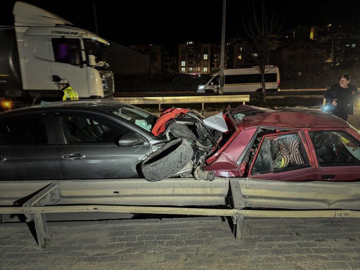 GÜNCELLEME - Bursa'da aracın patlayan lastiğini değiştiren kişilere çarparak 1 kişinin ölümüne neden olan sürücü tutuklandı