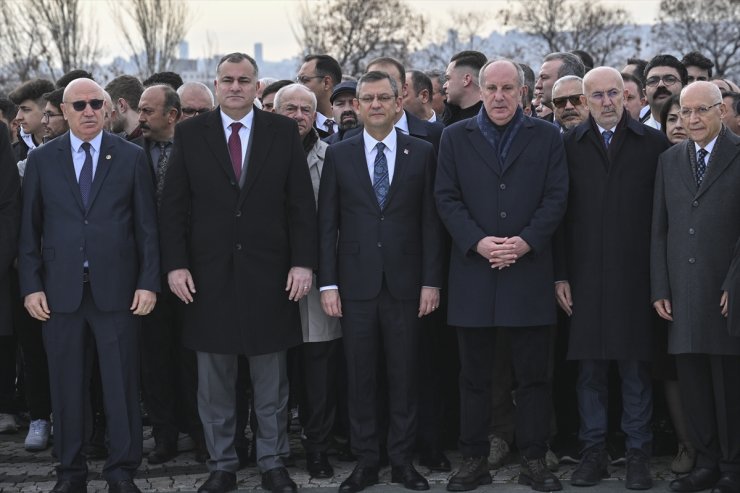 CHP Genel Başkanı Özel, vefatının birinci yılında Deniz Baykal'ın mezarını ziyaret etti: