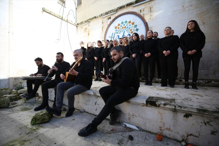 Depremlerde 7 üyesini kaybeden Antakya Medeniyetler Korosu artık "acının müziğini" yapıyor