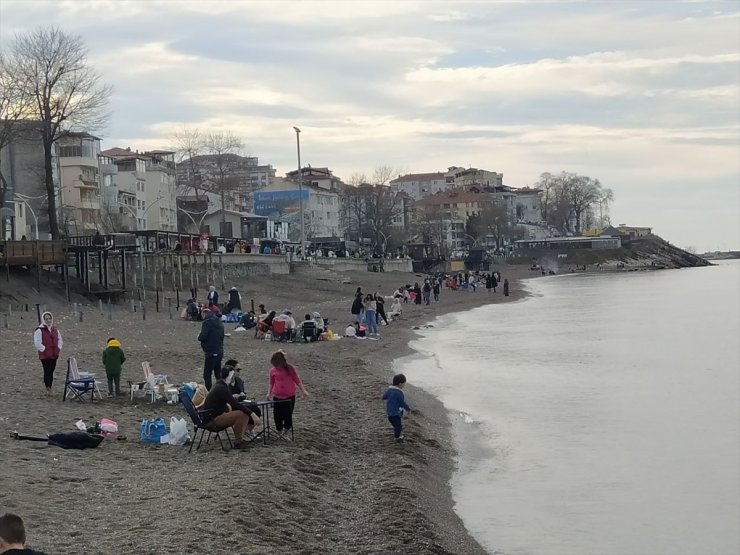 Düzce'de şubatta sıcak havayı fırsat bilenler sahile akın etti