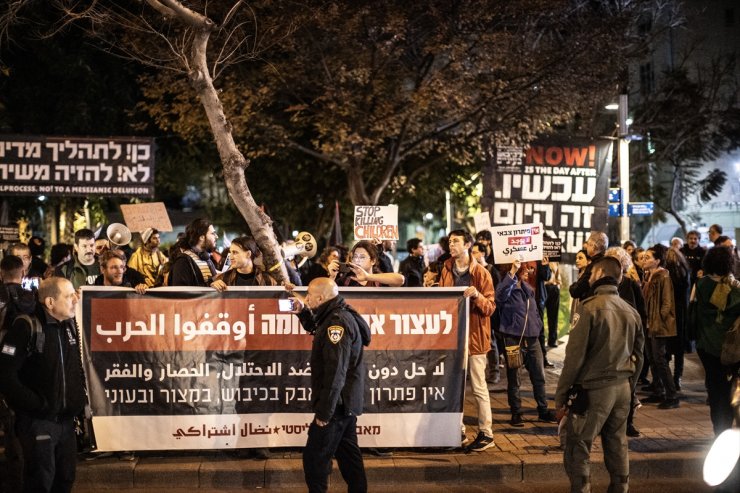 Gazze'deki İsrailli esirlerin yakınları Tel Aviv'de otoyolu kapattı