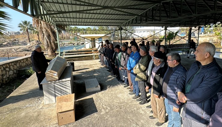 Hatay'da öldürülen anne ile 2 çocuğunun cenazeleri toprağa verildi