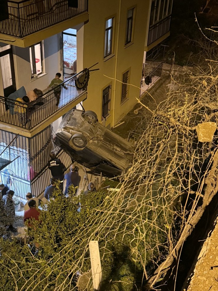 Muğla'da, evin balkonuna düşen otomobildeki 2 kişi yaralandı
