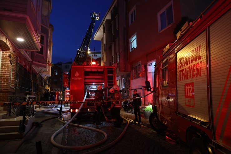 Beşiktaş'ta ahşap binada yangın çıktı