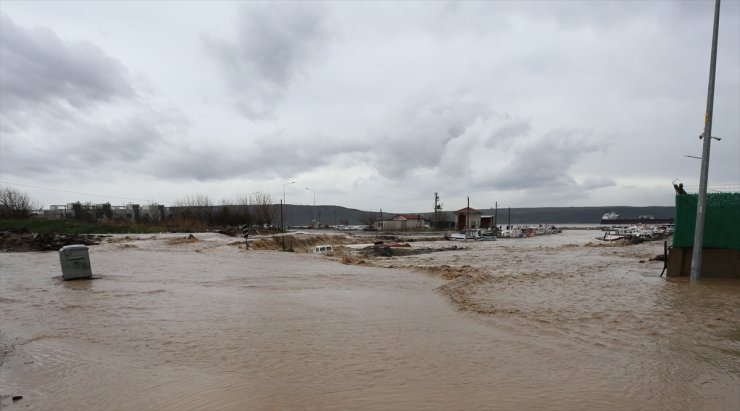 Çanakkale'de sağanak nedeniyle Kepez Çayı taştı