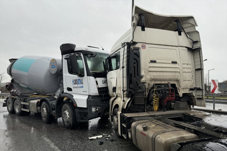 Edirne'de beton mikseri ile ters yöne giren tırın çarpıştığı kazada 2 kişi yaralandı