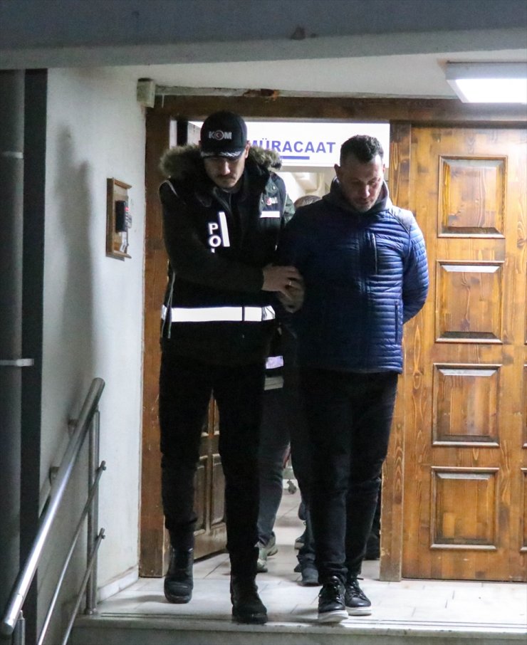 İzmir'de suç gelirlerinin aklanmasına yönelik operasyonda yakalananlardan 5'i adliyeye sevk edildi