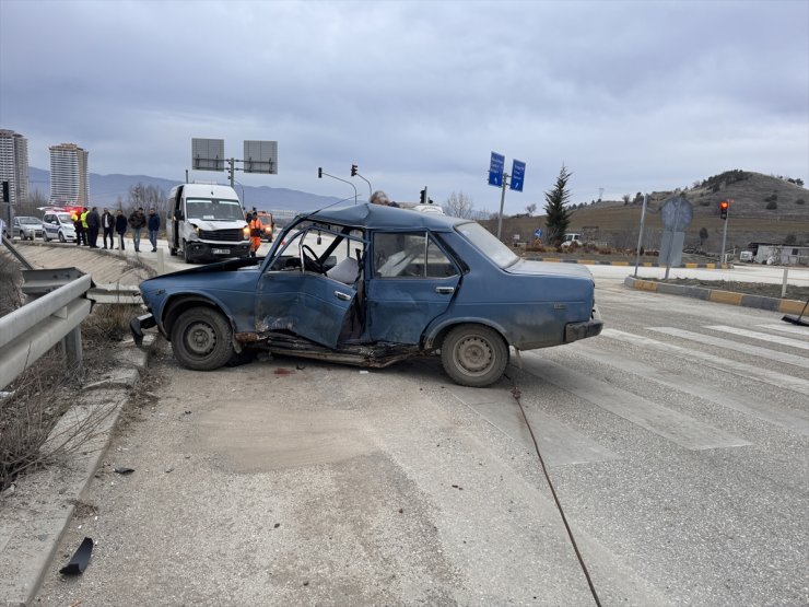 Kastamonu'da servis minibüsü ile otomobilin çarpıştığı kazada 6 kişi yaralandı