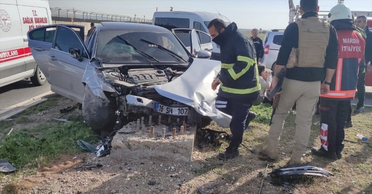 Mardin'de otomobil ile hafif ticari aracın çarpıştığı kazada 6 kişi yaralandı
