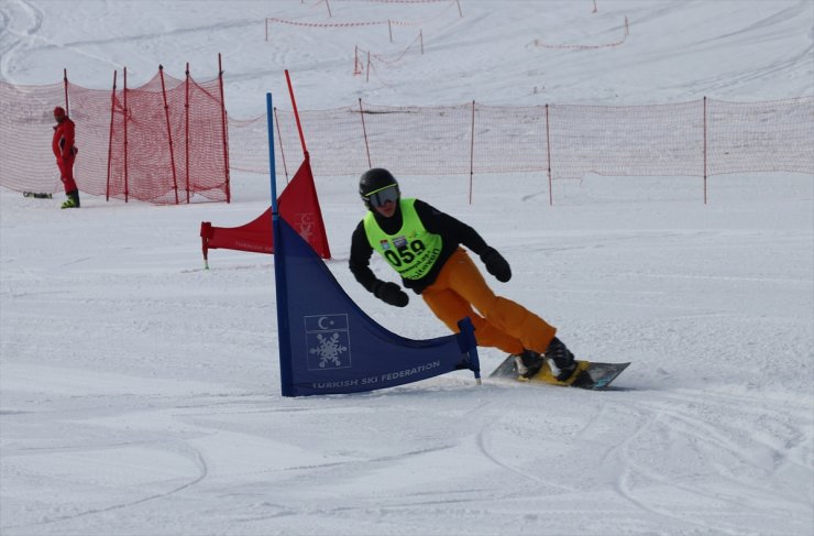 Snowboard 2. Etap Türkiye Şampiyonası Kurtuluş Kupası yarışları Erzincan'da başladı