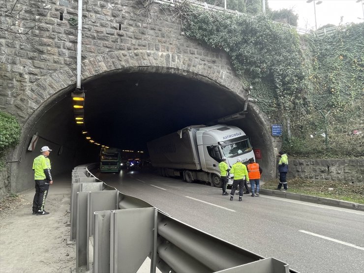 Trabzon'da tünel duvarına çarpan tırın sürücüsü yaralandı