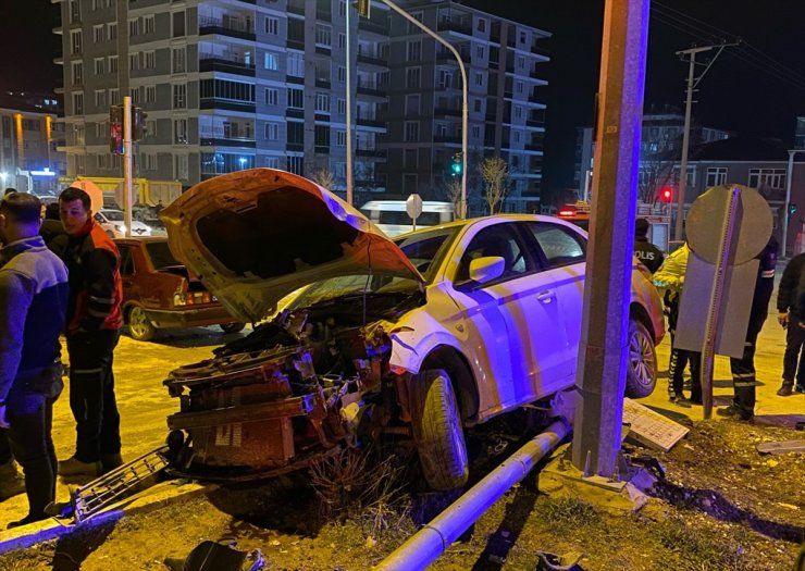 Adıyaman'da trafik kazasına 2 kişi yaralandı