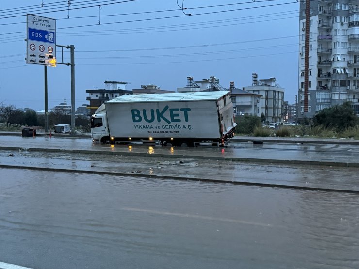 GÜNCELLEME 3 - Antalya'da şiddetli yağış yaşamı olumsuz etkiledi