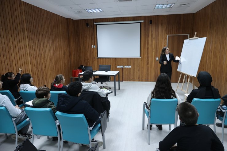 Edirne Emniyet Müdürlüğünde "eğitimci polisler" meslektaşlarının çocuklarını sınavlara hazırlıyor