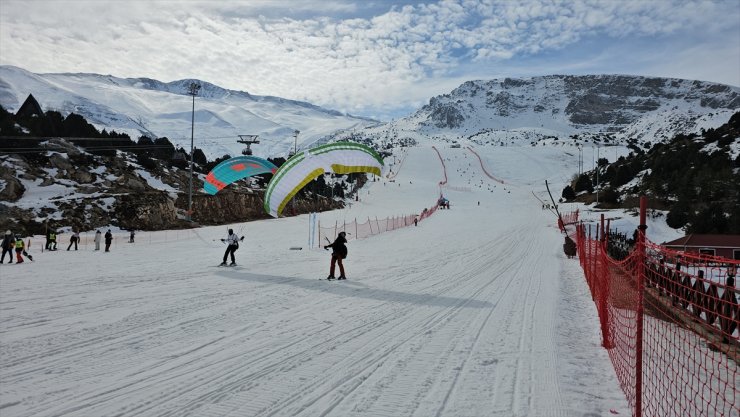 Erzincan'da yerli ve yabancı ekstrem sporcuları "yamaç paraşütüyle kayak" yaptı