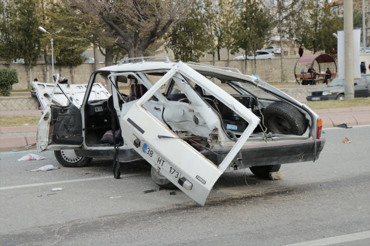 Kayseri'de iki otomobilin çarpıştığı kazada 3 kişi yaralandı