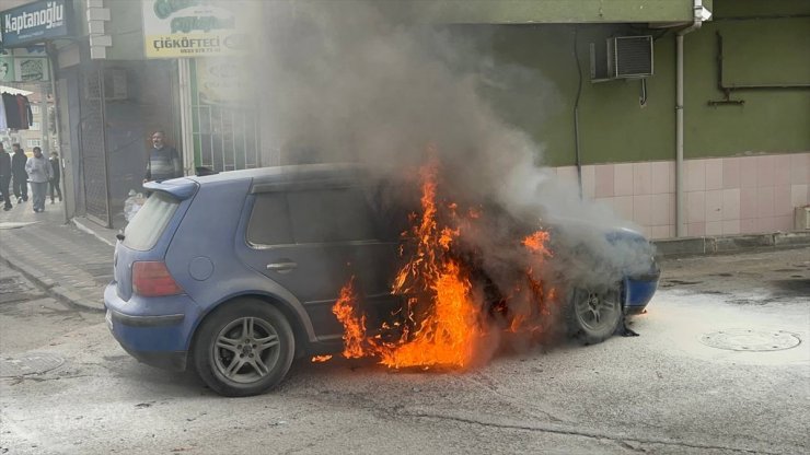 Kocaeli'de otomobilin alev alması güvenlik kamerasında