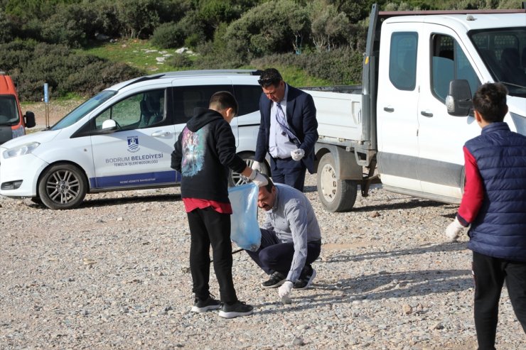 Bodrum'da halk plajında temizlik yapıldı