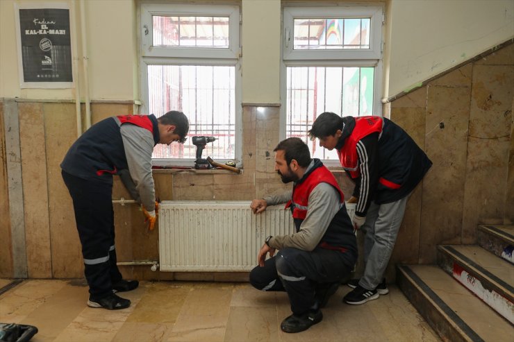 Diyarbakır'da okulların ısıtma sistemindeki arızaları meslek lisesi öğrencileri gideriyor