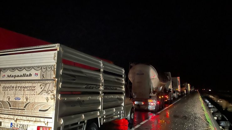 GÜNCELLEME - Şanlıurfa-Viranşehir kara yolunda ulaşım taşkın nedeniyle kontrollü sağlanıyor