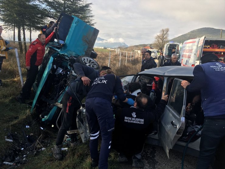 Burdur'da iki otomobilin çarpıştığı kazada 4 kişi yaralandı