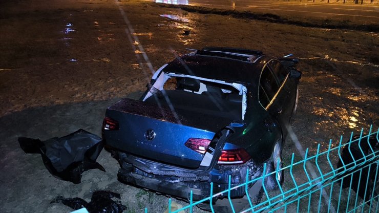 Bursa'da yol kenarına devrilen otomobildeki 2 kişi öldü, 2 kişi yaralandı