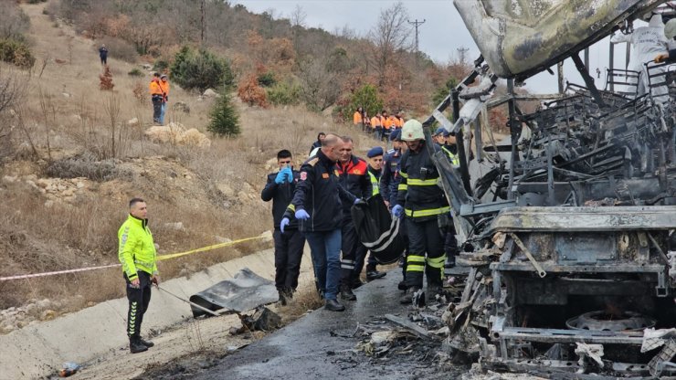 GÜNCELLEME 3 - Çorum'da yolcu otobüsü kamyona çarptı, 2 kişi öldü, 6 kişi yaralandı