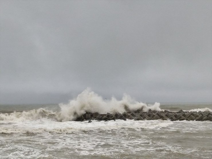 Düzce'de kuvvetli rüzgar nedeniyle dalga boyu 4 metreyi aştı