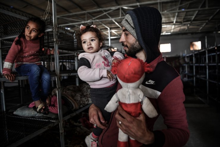 İsrail’in zorla yerinden ettiği Filistinli 6 aile, Refah’ta bir tavuk çiftliğinde hayat mücadelesi veriyor