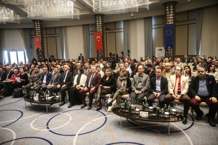 Mersin'de mesleki eğitim ve iş dünyası konulu konferans düzenlendi
