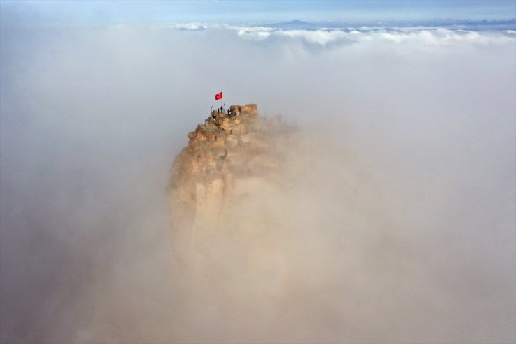 Turistler Kapadokya'daki seyir noktasından "sis denizi"ni izliyor