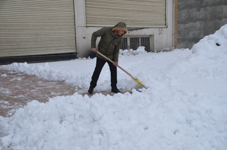 Yüksekova'da kar yağışı etkili oldu