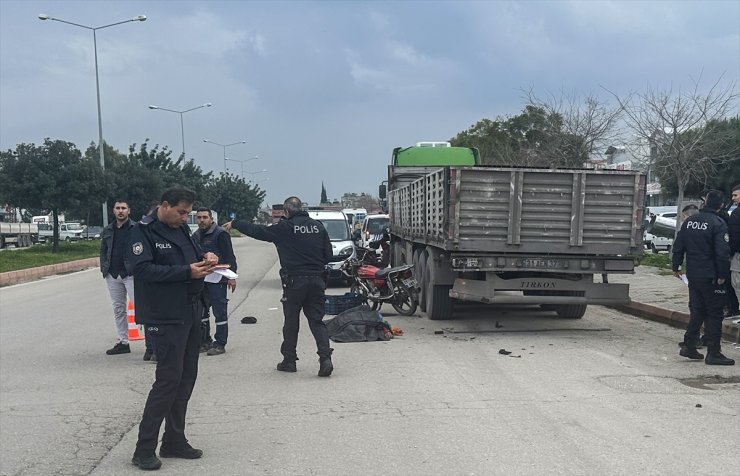 Adana'da park halindeki tıra çarpan motosiklet sürücüsü hayatını kaybetti
