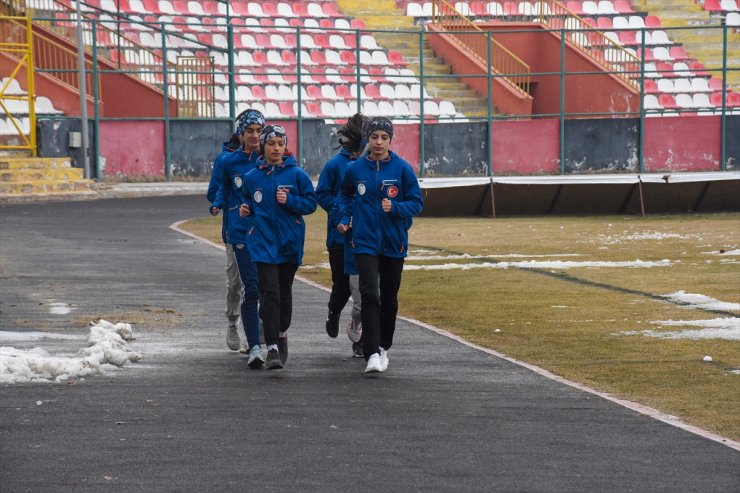 Atletizme gönül veren Van'ın yarışçı kızları, Kenya'da altın madalya için yarışacak