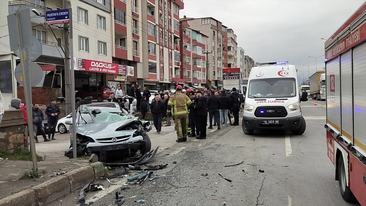 Bursa'da otomobil yaya, trafik levhası ve kamyona çarptı, 4 kişi yaralandı