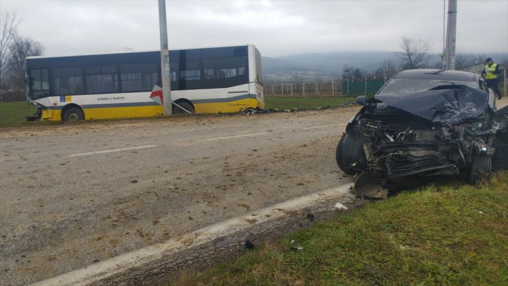 Bursa'da halk otobüsüyle çarpışan otomobilin sürücüsü öldü