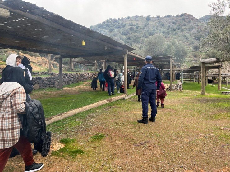 İzmir açıklarında 44 düzensiz göçmen kurtarıldı