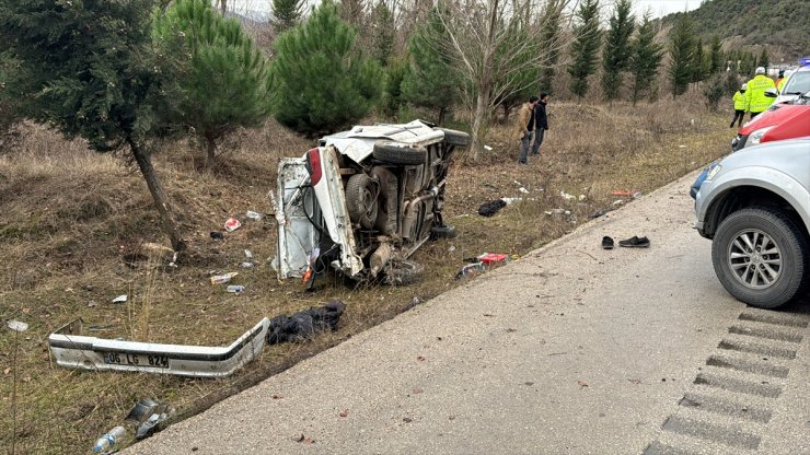 Karabük'te devrilen otomobildeki 1 kişi öldü, 1 kişi yaralandı