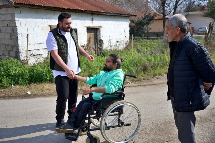Osmaniye'de engelli muhtar adayı, seçim çalışmalarını tekerlekli sandalyesiyle sürdürüyor