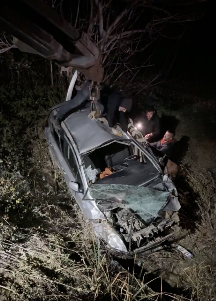 Çanakkale'de kontrolden çıkıp devrilen otomobilin sürücüsü hayatını kaybetti