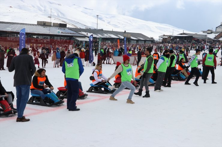 Erciyes'te eşler "Artık çekilmez oldun" sloganıyla kar üstünde yarıştı