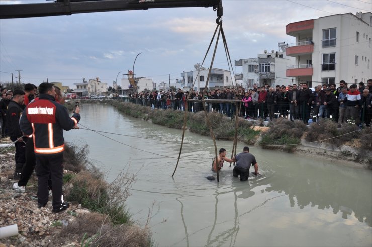 Mersin'de sulama kanalına devrilen hafif ticari aracın sürücüsü öldü