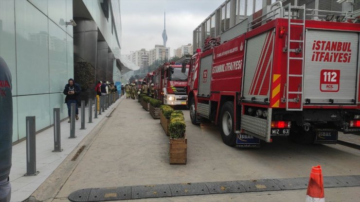 Üsküdar'da rezidansın otoparkındaki araçta çıkan yangın söndürüldü