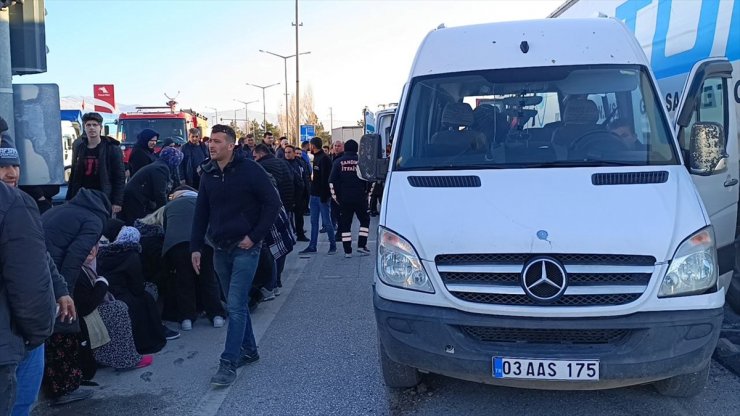 Afyonkarahisar'da minibüs ile tırın çarpışması sonucu 12 kişi yaralandı